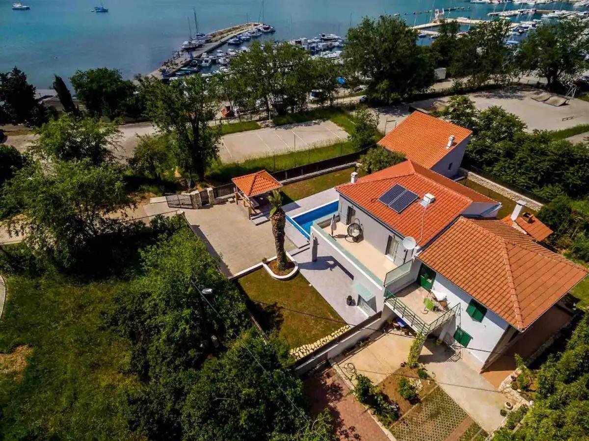Luxury Sarina With Pool In Center Willa